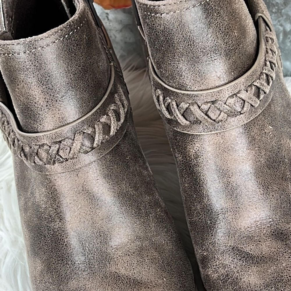 Report Carl Booties  - Picture 3 of 11